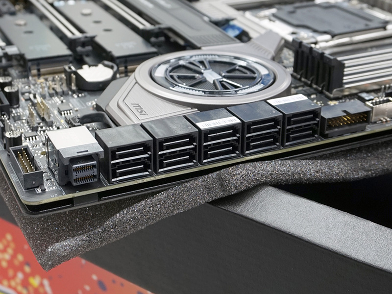 SATAポートは10基。U.2ポートも1基搭載する