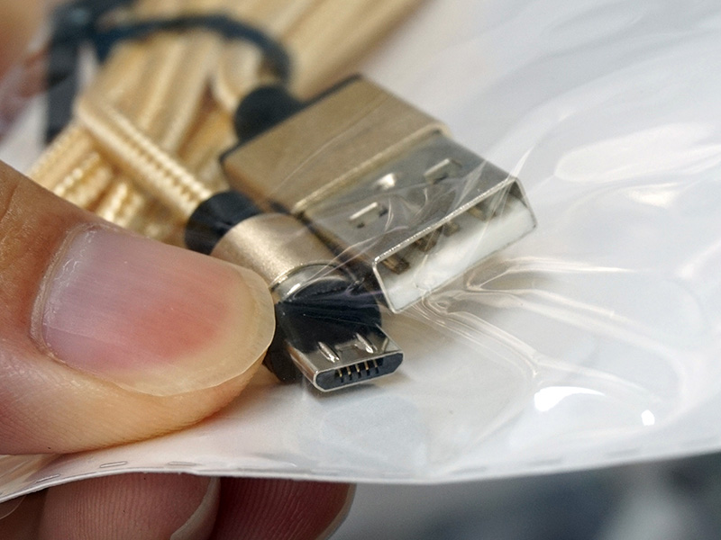 どの向きでも接続できる マグネット着脱式 充電専用ケーブル 1m（microUSB/USB Type-C）（写真はmicroUSBのゴールドカラー）