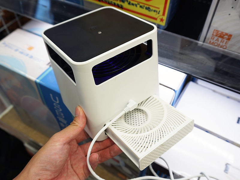 蚊を捕獲するトレーは背面から取り外し可能