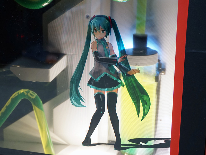 透過型液晶ディスプレイに映る初音ミク