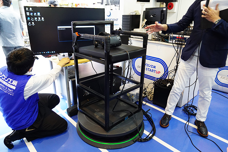 クレッセント「Gliding to the Moon」。体感型のシートと合わせて楽しむVRコンテンツで、空を飛んでいる感覚を楽しむことができる。