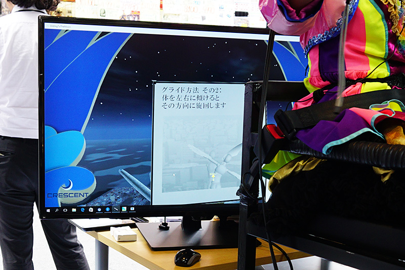 クレッセント「Gliding to the Moon」。体感型のシートと合わせて楽しむVRコンテンツで、空を飛んでいる感覚を楽しむことができる。