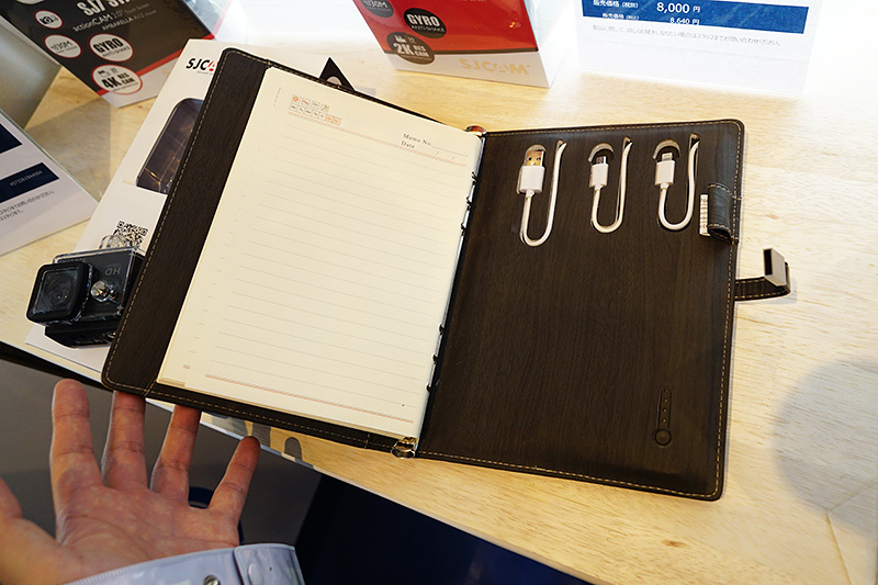 FRONTIER TRADE「多機能ノートELENOA」。モバイルバッテリーやスマートフォン充電ケーブル、USBメモリなどを搭載したノート。