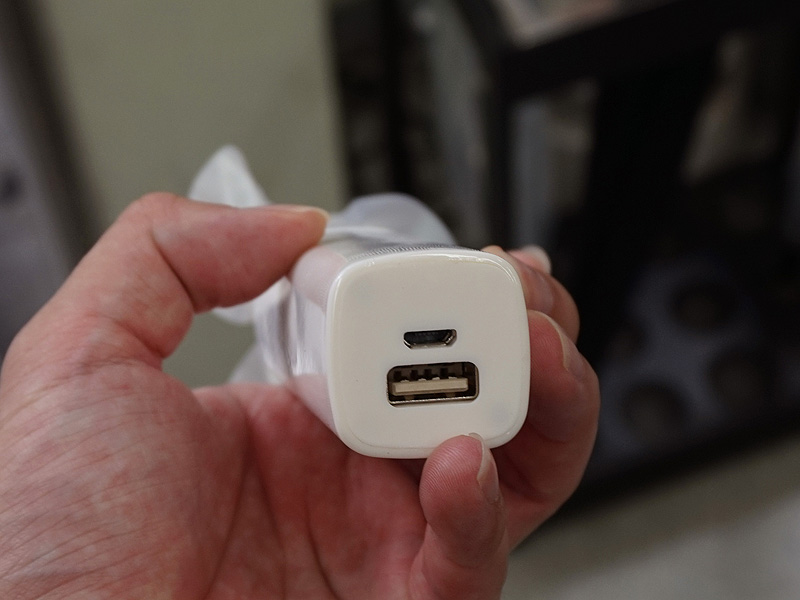 USB出力ポートは下部に搭載