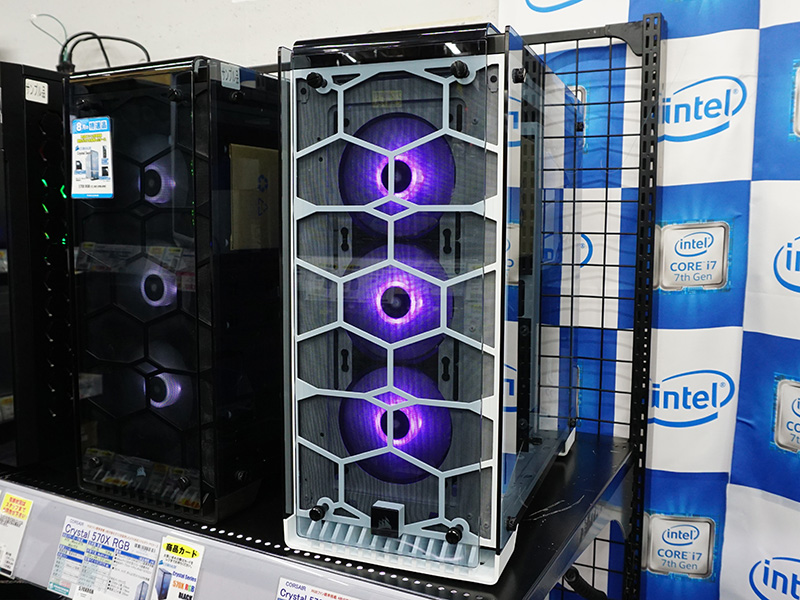 両モデルともフロントにはRGB LEDファンを3基搭載