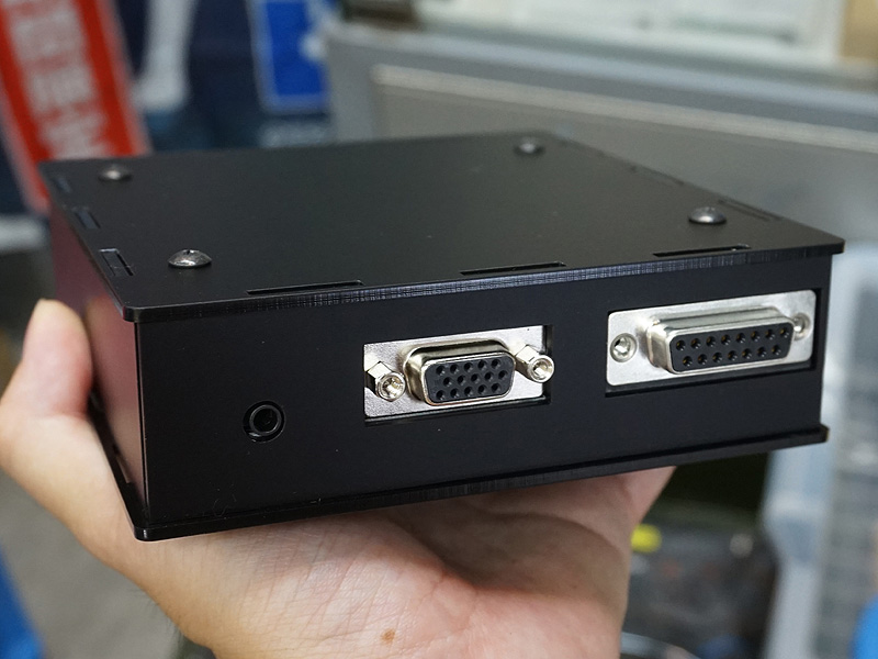 本体背面にD-Sub 15ピンとミニD-Sub 15ピンコネクタを持つ