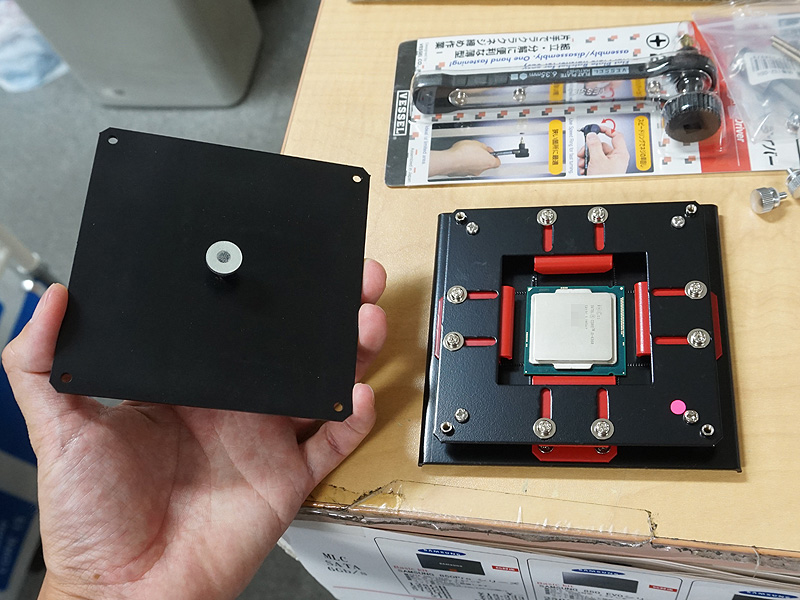 ヒートスプレッダを再装着するためのツールも付属