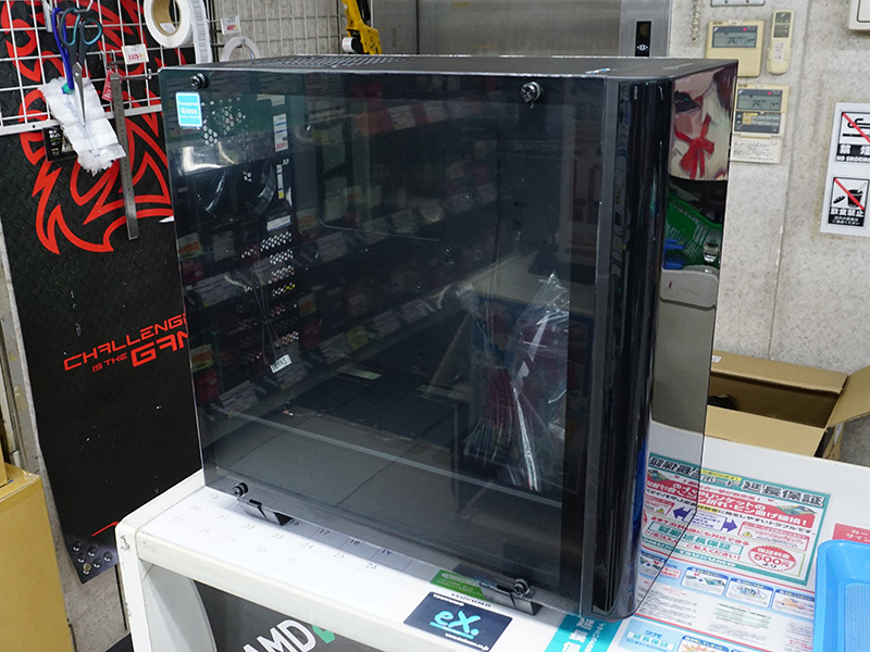 両サイドのパネルは強化ガラス製