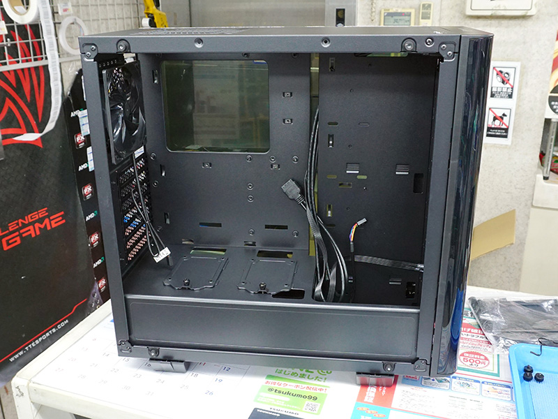 右サイドパネルをはずしたところ