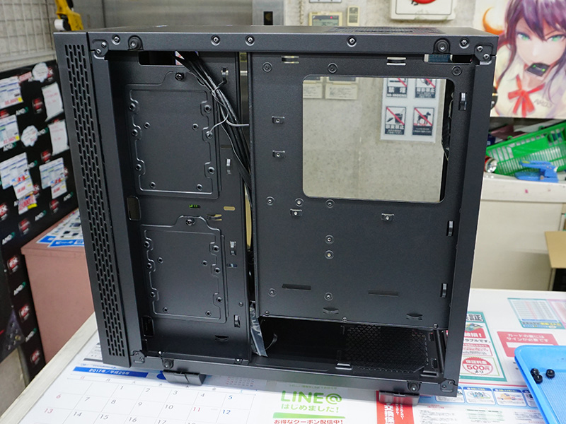 左サイドパネルをはずしたところ