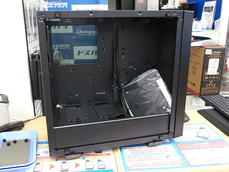 フロントパネルがメッシュになっている以外はVIEW 21 TGとほとんど変わらない