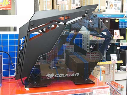 オープンフレーム＋強化ガラスの“魅せる”ケース「CONQUER」が発売
