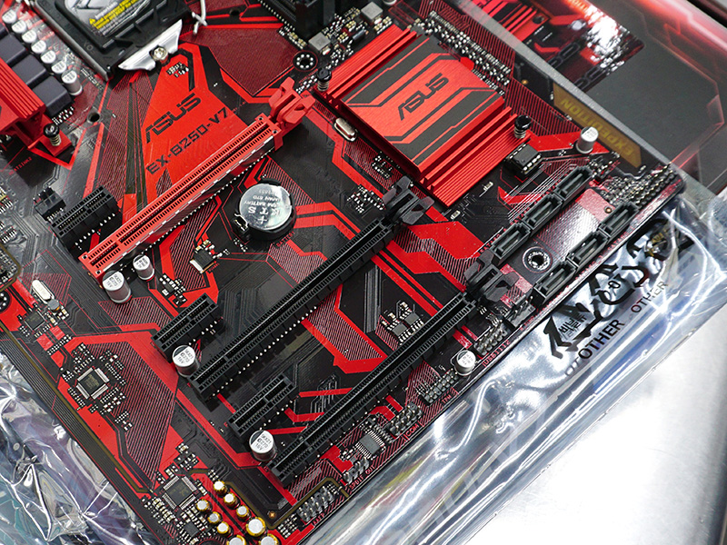 拡張スロットとSATAコネクタ