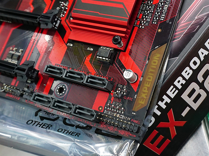 SATAコネクタ脇の「EXPEDITION」ロゴは通電時点灯する