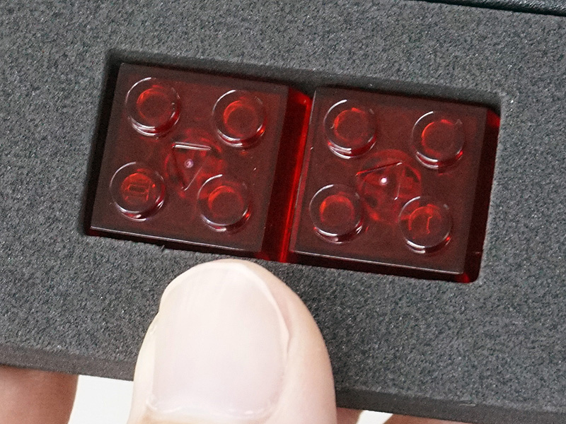 表面に円形の突起が4つある