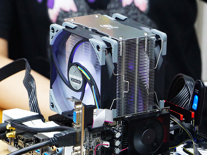 「KAZE FLEX RGB」はCPUクーラー対決にも使用された。