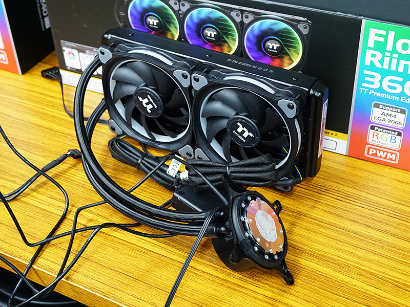 2連ファンタイプの「Floe Riing 240 RGB」