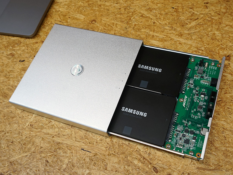2.5インチSSD/HDDを2台搭載できる外付けケース