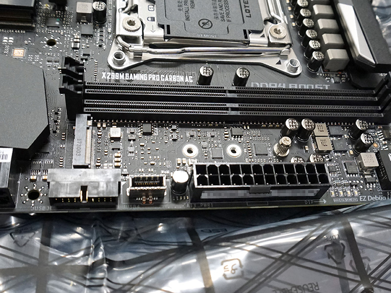 メモリスロットの横にもM.2スロット。こちらにはヒートシンクが無い