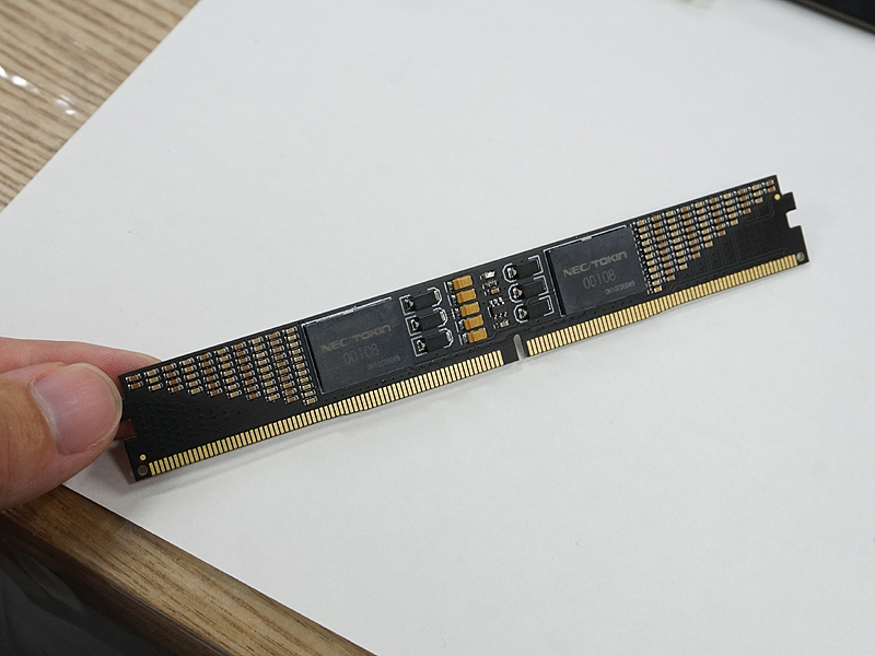 DDR4 DIMMタイプの「AXF-75」