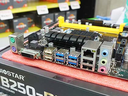 変則レイアウトのマイニング向けマザー「TB250-BTC+」が発売 - AKIBA