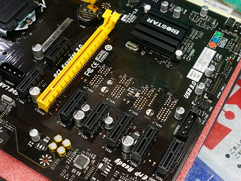 通常と異なるレイアウトでPCIeスロットを8基搭載