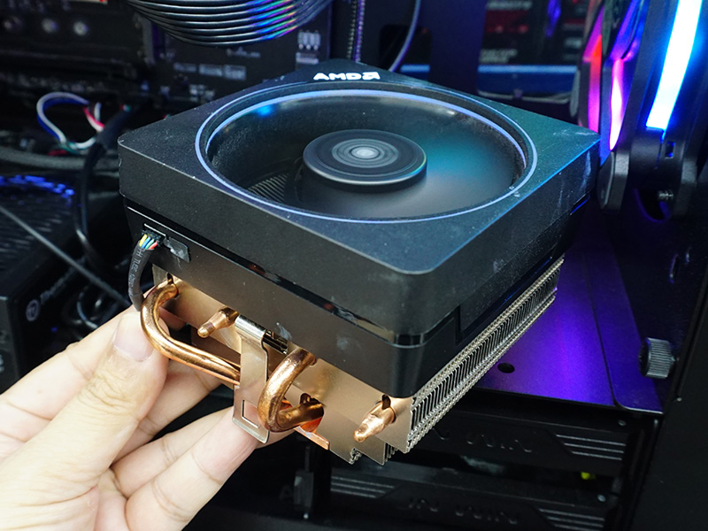 4月からバルクCPUとセット販売されているものと形状や仕様は同じ。冷却ファンの周囲にRGB LEDが搭載されている