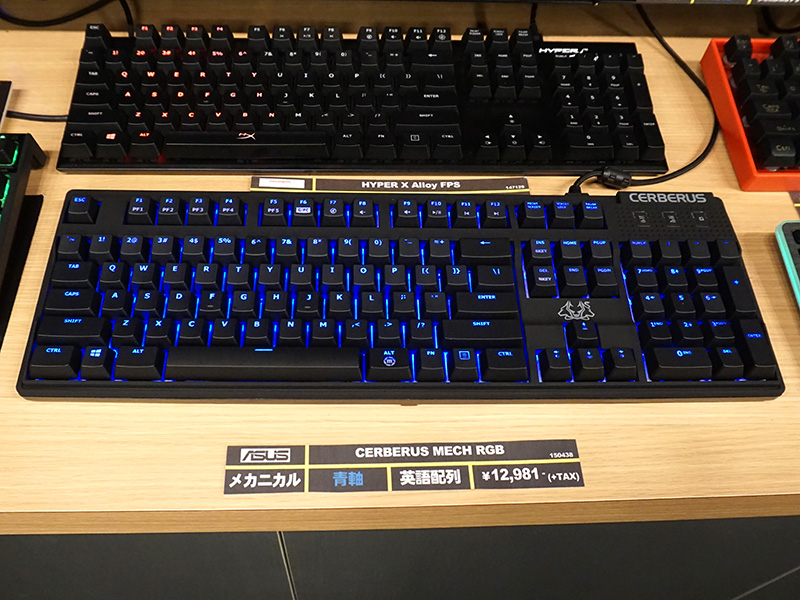テンキー付きのフルキーボード（写真は青軸モデル）