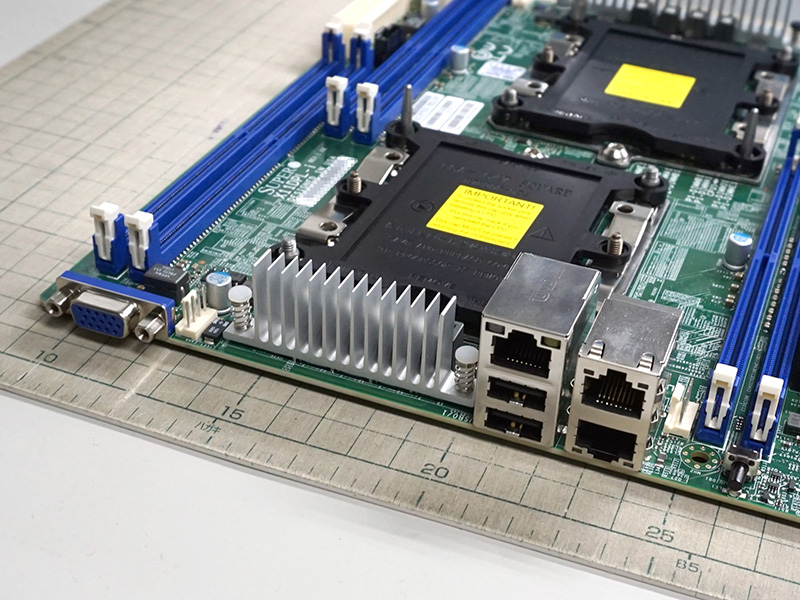 I/Oパネル。3ポートあるRJ45のうち1つはIPMI用