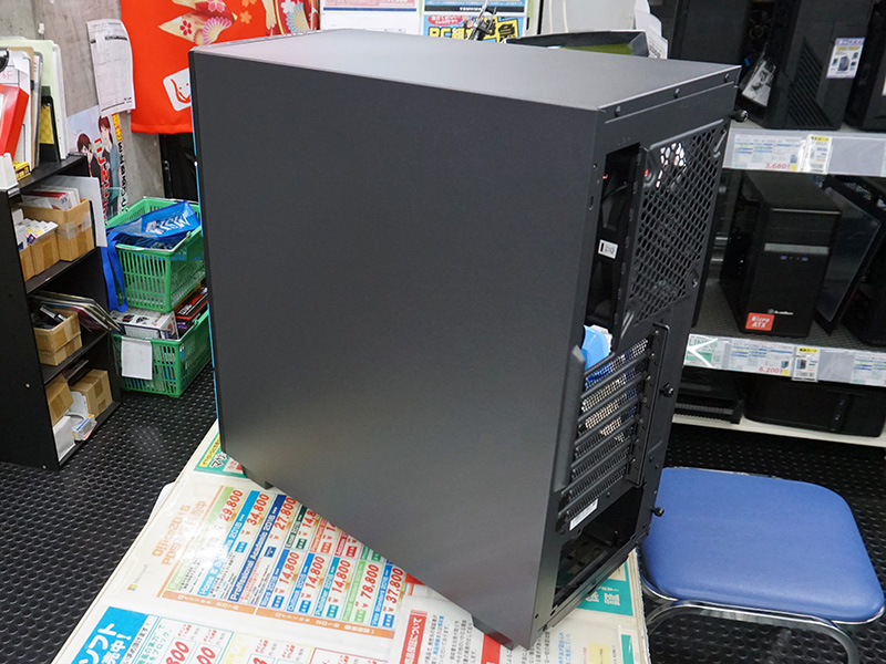 左側面。側面や上部に吸気口の無い密閉構造
