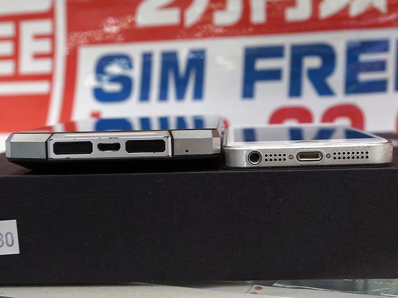 iPhone SE(写真左、薄いケース付き)との比較