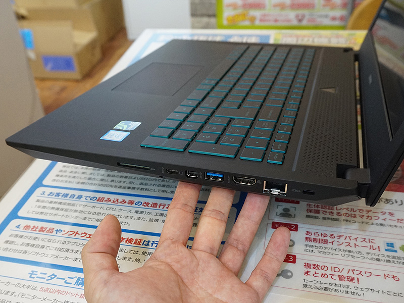 本体右側面。各種ポートを備える