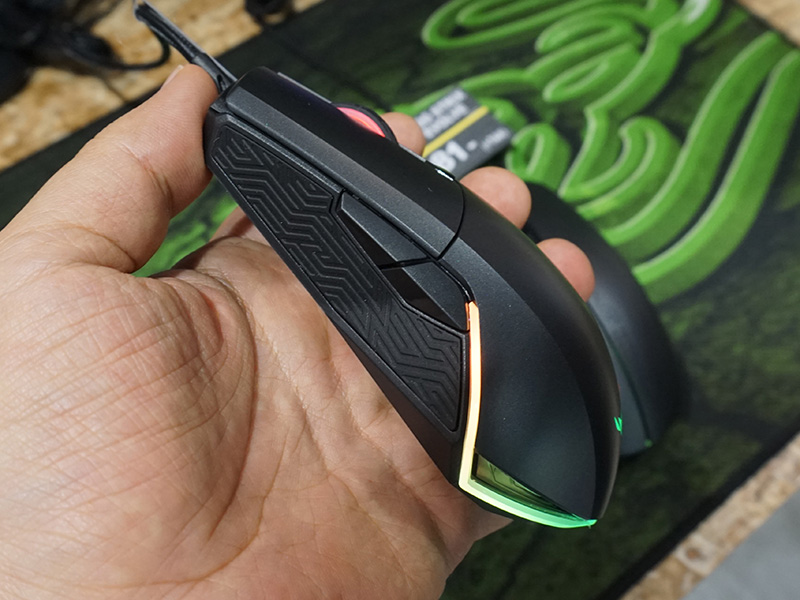 交換用のスイッチとサイドボタンカバー