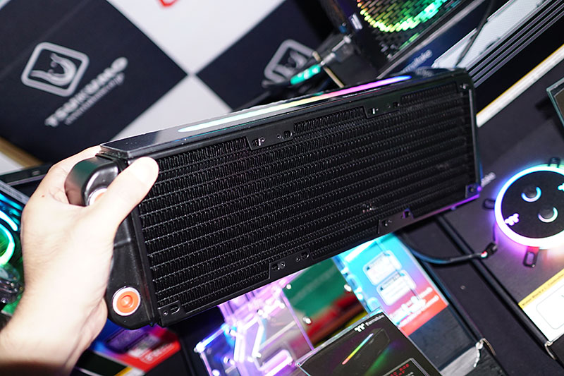 水冷ポンプ一体型のリザーバータンク「Pacific PR22-D5 Plus Reservoir/Pump Combo」、現在はRGB LEDのシートを貼る形態になっているが、将来的にはラジエーターにLEDを内蔵したモデルを開発予定とのことだ。