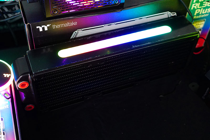 水冷ポンプ一体型のリザーバータンク「Pacific PR22-D5 Plus Reservoir/Pump Combo」、現在はRGB LEDのシートを貼る形態になっているが、将来的にはラジエーターにLEDを内蔵したモデルを開発予定とのことだ。