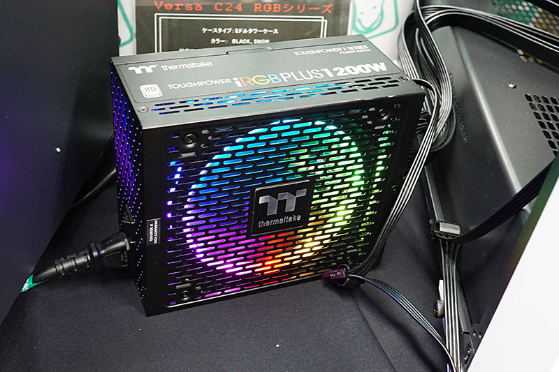 電源のToughpower iRGB PLUSシリーズ、80 Plus Titaniumの1,250Wモデルと、80 Plus Platinumの850/1,050/1,200Wモデルが発売予定。