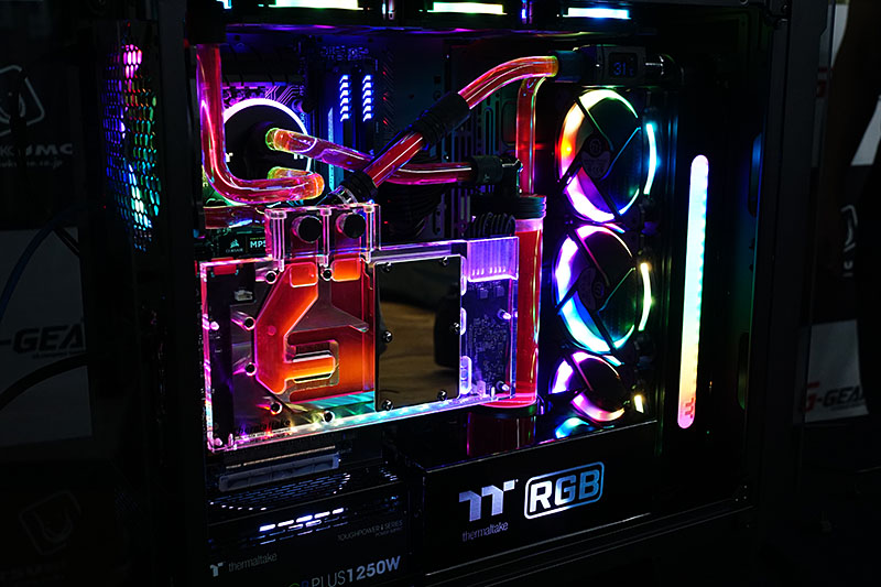 「非常に美しい」といった言葉がピッタリな門馬ファビオ氏が製作したPC