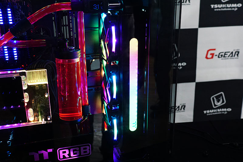 PCの背面側も見せてもらえたが、これだけのLED搭載パーツを使用するにはケーブルを逃がすスペースが広めのケースが必要になるとのこと。