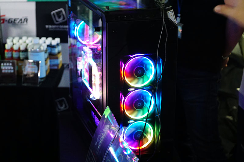 PCの背面側も見せてもらえたが、これだけのLED搭載パーツを使用するにはケーブルを逃がすスペースが広めのケースが必要になるとのこと。