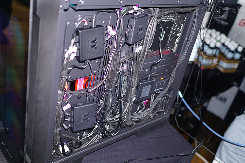 PCの背面側も見せてもらえたが、これだけのLED搭載パーツを使用するにはケーブルを逃がすスペースが広めのケースが必要になるとのこと。