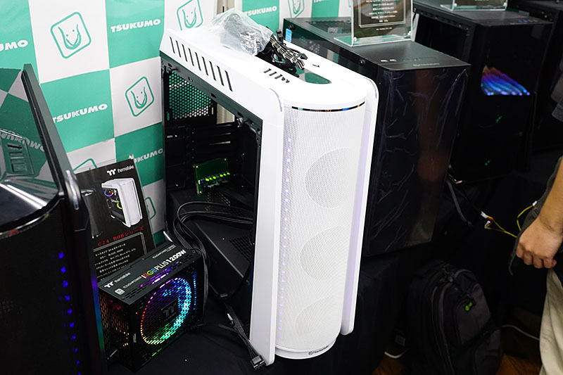 近日登場予定の「Vrtsa C24 RGB」、カラーはブラックとホワイトの2モデル