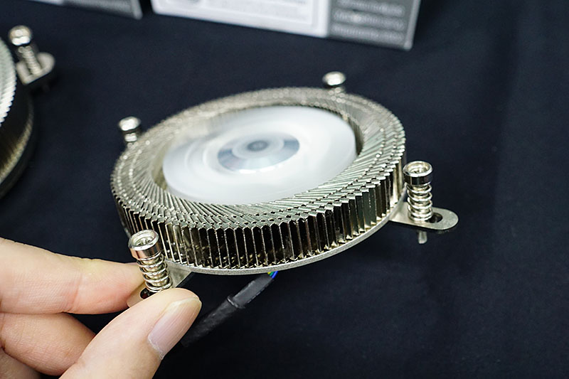17mm厚薄型CPUクーラーの「Engine 17」、発売中の「Engine 27」と比較できるように展示されていた。