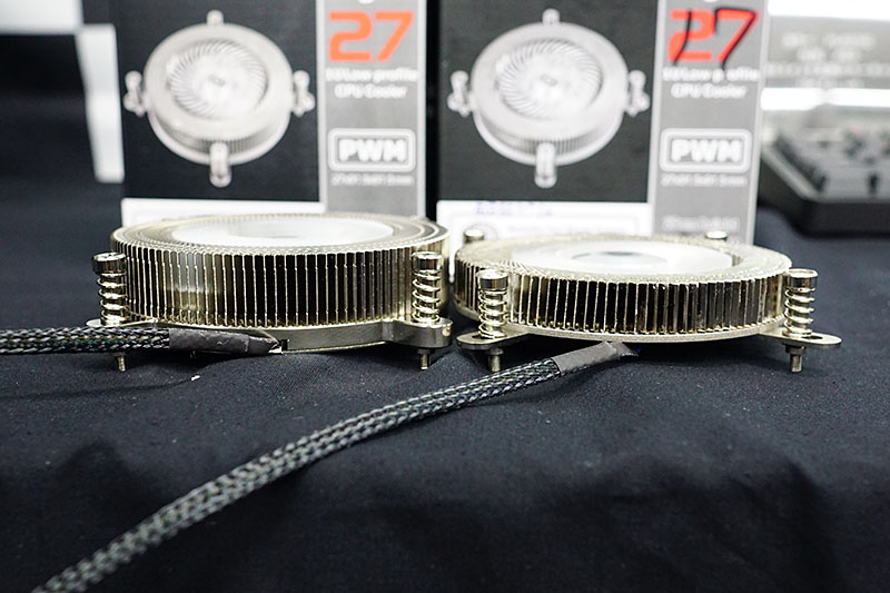 17mm厚薄型CPUクーラーの「Engine 17」、発売中の「Engine 27」と比較できるように展示されていた。