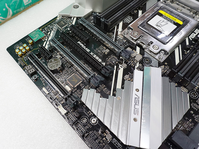拡張スロット。チップセットヒートシンク下にM.2スロットを備える