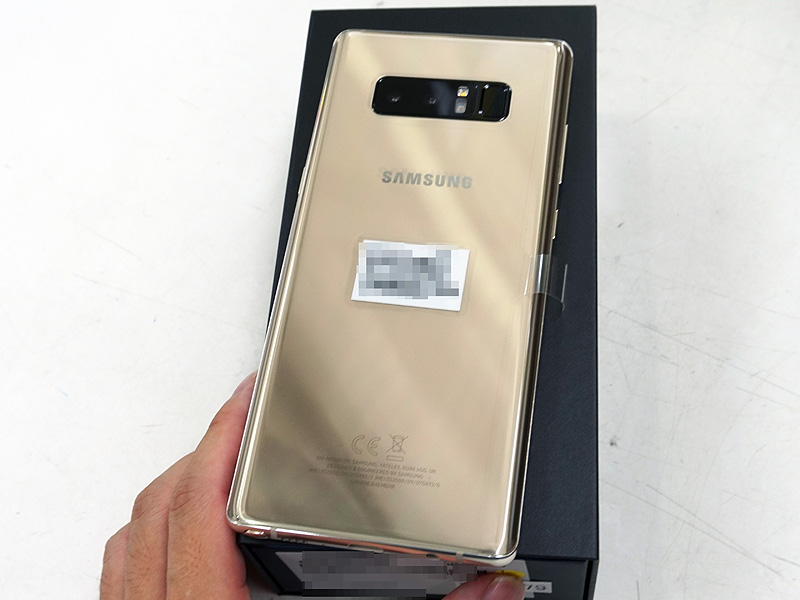 ゴールドカラーの背面