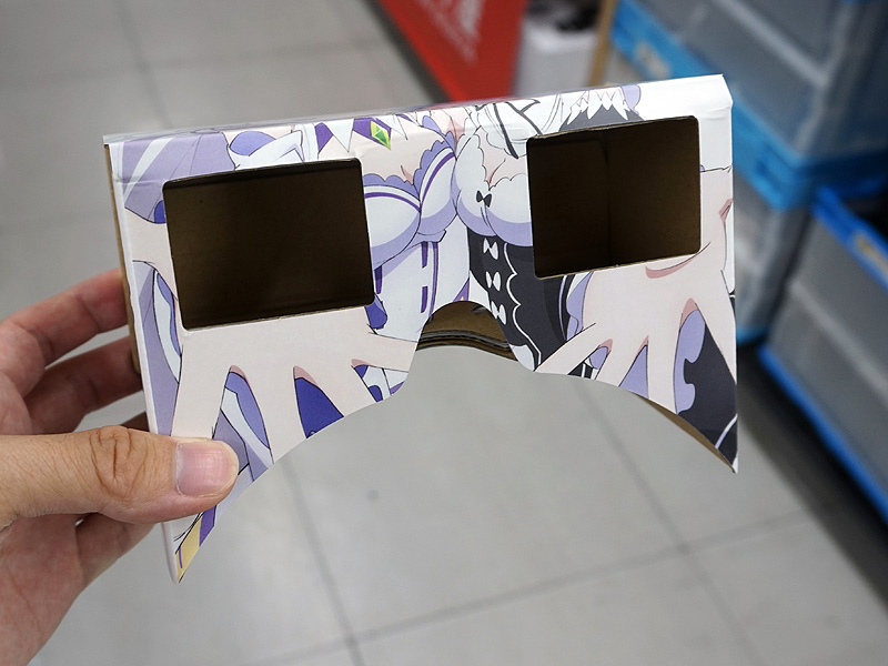 本体下部から親指が入れられるように穴が用意されている