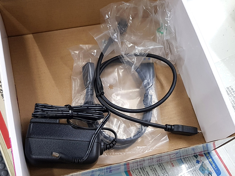 付属のAアダプタとUSBケーブル