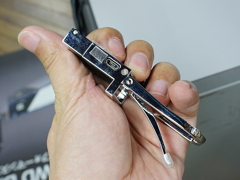 バックルに充電ポートを装備