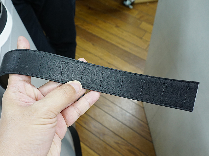 ストラップ裏面には目盛りが入っている