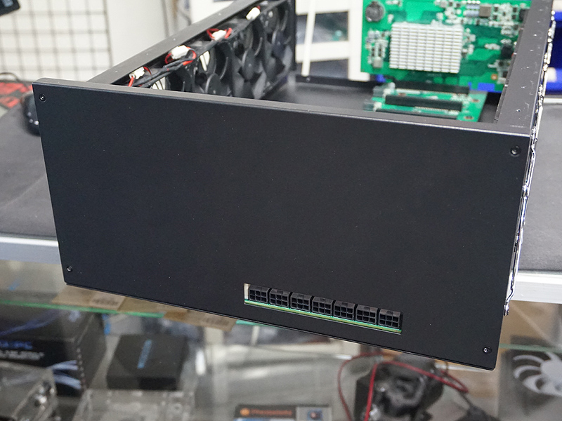 ケース側面のコネクタに専用電源を接続する
